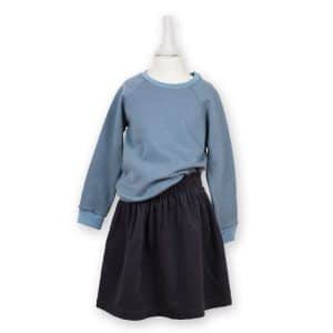 Bio Sweater für Kinder taubenblau kombiniert mit einem Cordrock in anthrazit