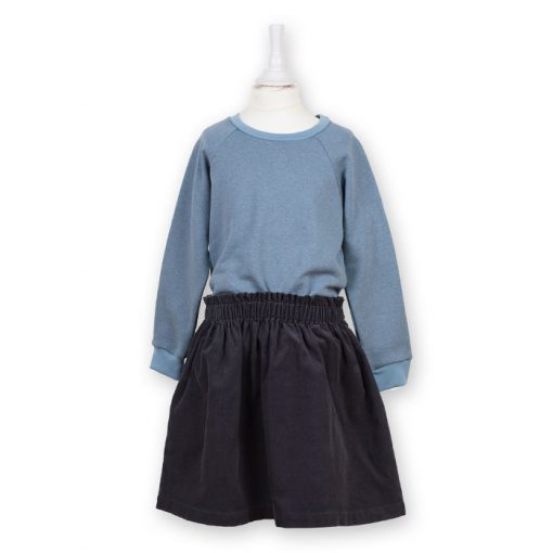 Bio Sweater für Kinder taubenblau kombiniert mit einem Rock in anthrazit