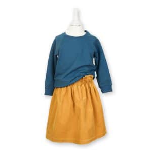 Bio Sommersweater für Kinder in petrol kombiniert mit einem Rock in senfgelb