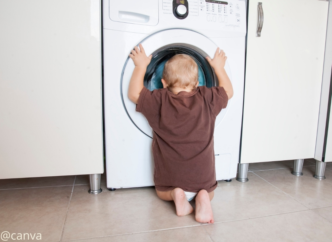 Nachhaltiges Wäsche waschen - Kind vor der Waschmaschine