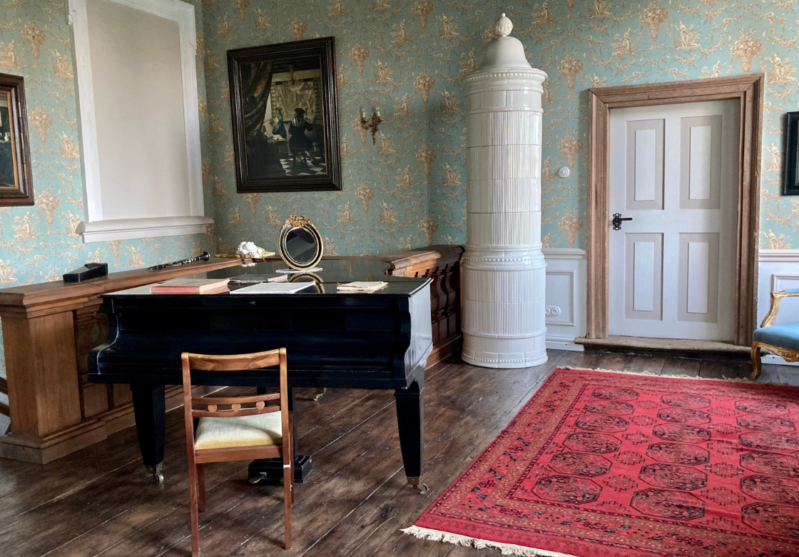 Schloss Eichmedien - Palac Nakomiady - Klavierzimmer mit Kachelofen aus eigener Manufaktur