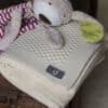 Disana Babydecke aus Merinowolle mit einem Wabenmuster in natur