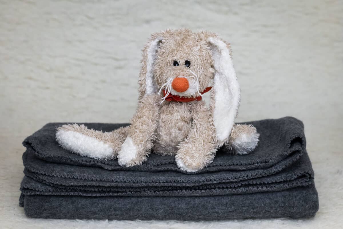 Merinowollfleece Baby- und Kinderdecke grau mit einem feinen Rand aus Mäusezähnchen