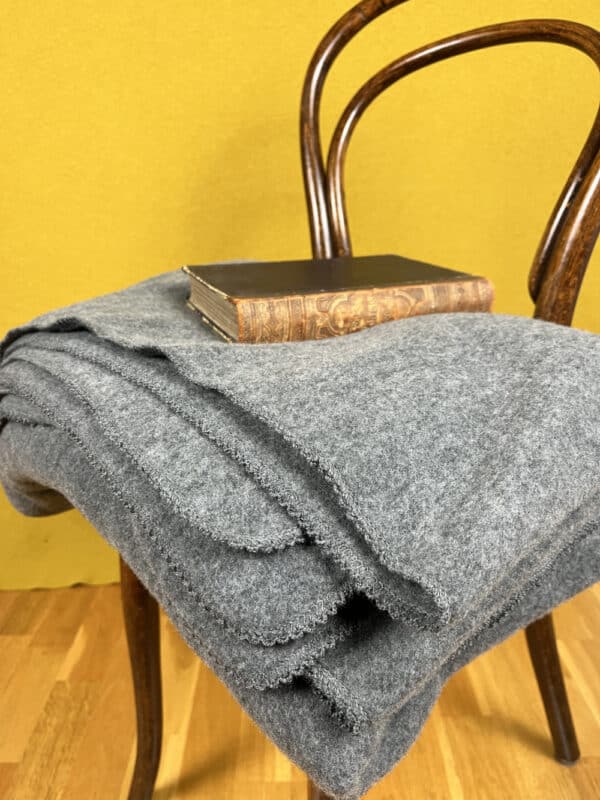 Bio-Merinowolldecke aus Fleece in der Farbe grau/fels, Größe ca. 140 x 220 cm von Reiff