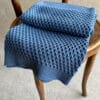 Leichte Babydecke aus Merinowolle mit Wabenstrickmuster in blau