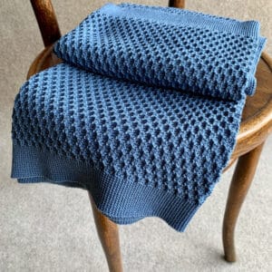 Leichte Babydecke aus Merinowolle mit Wabenstrickmuster in blau