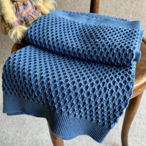 Alternative view of Leichte Babydecke aus Merinowolle mit Wabenstrickmuster in blau